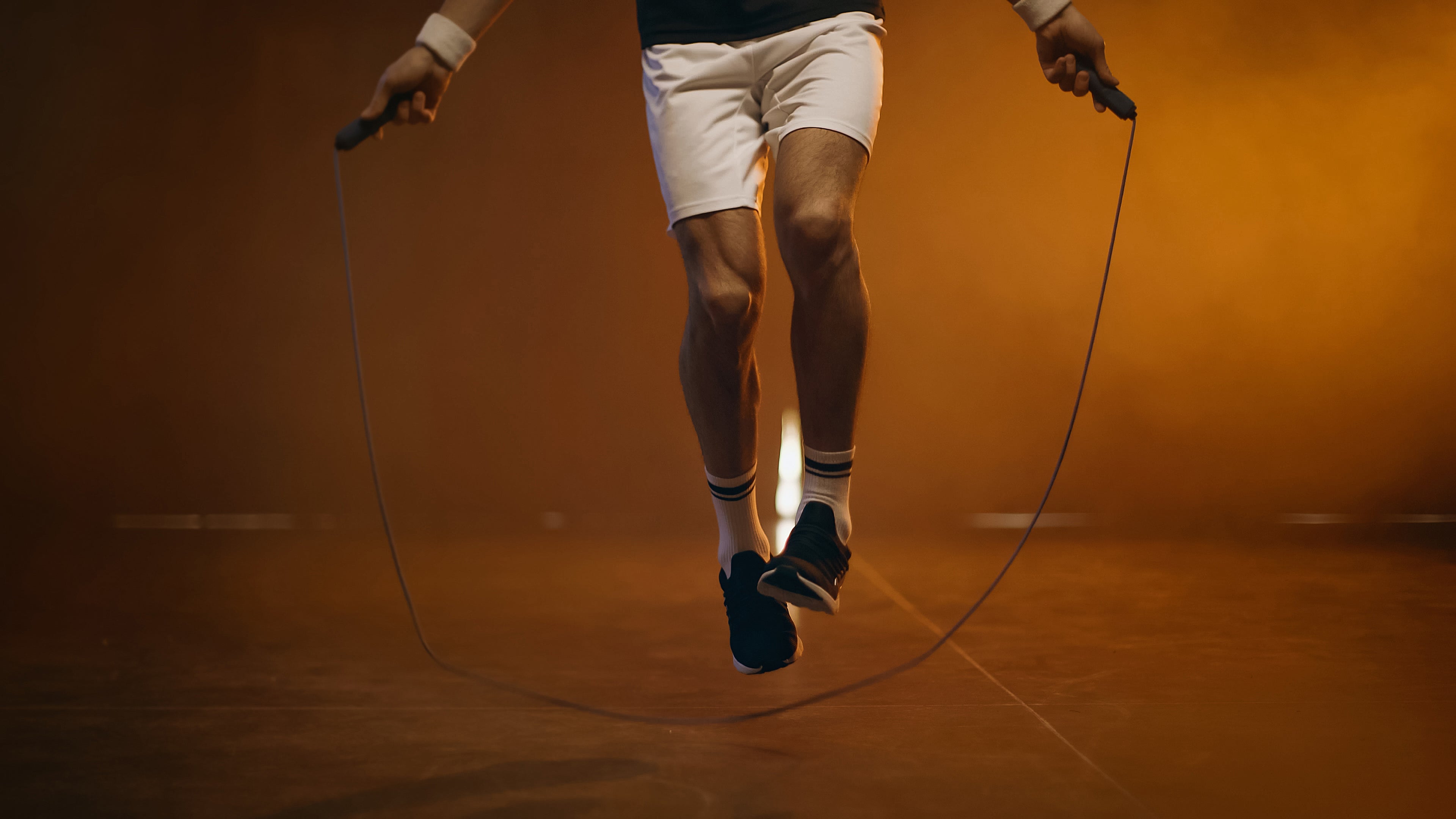 Atleet traint met speed rope springtouw voor cardio en conditie
