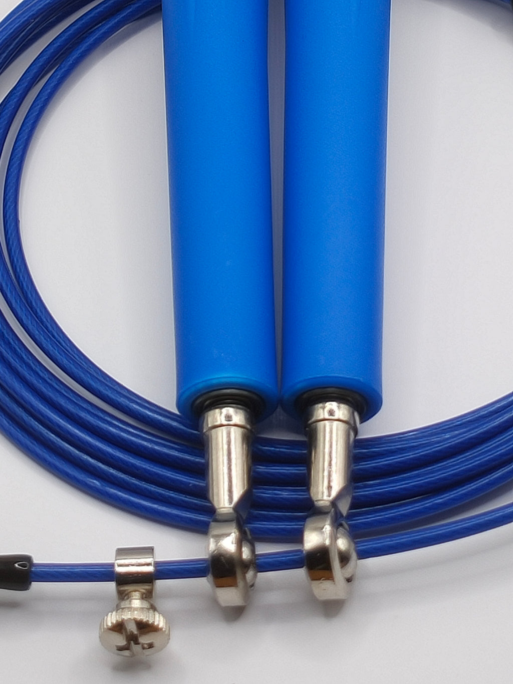 Close-up van de stalen kabel met PVC-coating van het speed rope springtouw